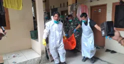 Petugas medis dan Unit Identifikasi Satreskrim Polres Serang mengevakuasi jasad Benny. (Sumber: Dok. Polsek Cikande)