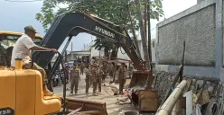 Petugas Satpol PP Kota Depok saat menertibkan bangunan liar yang berdiri di bantaran kali Jalan Raya Citayam sampai Stasiun Citayam. (Sumber: Dok Pol PP Kota Depok)