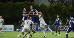Pemain Persib Bandung melakukan duel udara pada pertandingan melawan Lion City Sailors, Rabu 26 November 2025. (Sumber: persib.co.id)