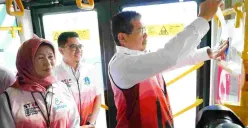 Sekda Pemprov DKI Jakarta, Marullah Mattali, saat menempelkan stiker di bus Transjakarta, pada Rabu, 26 November 2025. (Sumber: Dok Kominfotik Pemprov Jakarta)