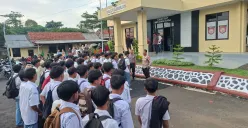 Puluhan pelajar SMK yang terlibat tawuran di Tajurhalang dikumpulkan untuk mendapat pembinaan di Mapolsek Tajurhalang, Selasa, 25 November 2025. (Sumber: Poskota/Angga Pahlevi)