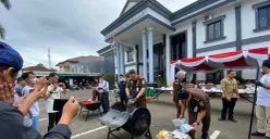 Jajaran Kejari Pandeglang melakukan pemusnahan uang palsu dan beberapa jenis perkara, Rabu, 26 November 2025. (Sumber: Poskota/Samsul Fatoni)