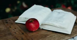 Ilustrasi buku cerita dongeng (Sumber: Unspash/Liana Mikah)