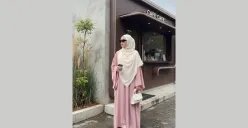 Hasil edit foto wanita hijab anggun di Gemini AI (Sumber: TikTok/@yessistore.id)