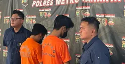 Dua tersangka begal bersenjata yang ditangkap Unit Reskrim Polsek Tambora dihadirkan dalam konfefensi pers di Mapolres Jakarta Barat, Kamis, 27 November 2025. (Sumber: Poskota/Pandi Ramedhan)