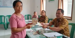 Ilustrasi pencairan BLT Kesra 2025. (Sumber: Gemini AI)