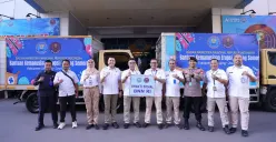 Pimpinan dan pegawai BNN RI berfoto bersama di depan armada pengangkut bantuan kemanusiaan untuk korban erupsi Gunung Semeru. (Sumber: Biro Humas dan Protokol BNN)