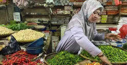 Salah seorang pedagang di Pasar Rangkasbitung,  Muara Ciujung Timur, Kabupaten Lebak. (Sumber: Poskota/Samsul Fatoni)