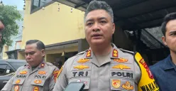 Wakapolres Metro Jakarta Barat AKBP Tri Suhartanto, menjelaskan soal analisa dan evaluasi kasus kecelakaan yang sering terjadi di flyover Pesing Jalan Daan Mogot. (Sumber: Poskota/Pandi Ramedhan)