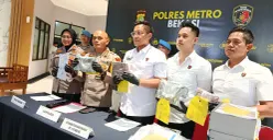 Kapolres Metro Bekasi bersama jajarannya mengadakan konferensi pers kasus penyalahgunaan dana hibah NPCI Kabupaten Bekasi. Kamis, 27 November 2025. (Sumber: POSKOTA | Foto: Nurpini Aulia Rapika)
