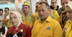 Sekjen Partai Golkar, Muhammad Sarmuji (kanan), saat menerima visitasi Komisioner KIP ke Kantor DPP Partai Golkar, Kamis, 27 November 2025. (Sumber: POSKOTA | Foto: Pandi Ramedhan)
