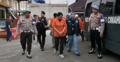 Para tersangka kasus narkoba digelandang ke Mako Polres Cimahi, Jalan Amir Machmud, Kota Cimahi, Kamis, 27 November 2025. (Sumber: Poskota/Gatot Poedji Utomo)