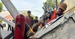 Pembongkaran dua portal RT 04/RW 02, Kelurahan Gondangdia, Kecamatan Menteng, Jakarta Pusat, Kamis, 27 November 2025. (Sumber: Dok. Istimewa)