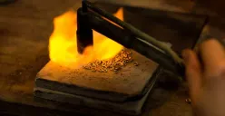 Proses peleburan emas dalam tungku industri untuk menghasilkan logam mulia berkadar tinggi. (Sumber: Pinterest)