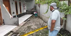 TKP penemuan remaja bersimbah darah di sebuah kontrakan di Desa Leuwisadeng, Kecamatan Leuwisadeng, Kabupaten Bogor. (Sumber: POSKOTA | Foto: Giffar Rivana)