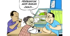 Tiga sahabat di warteg tampak berbincang sambil menikmati minuman, dengan salah satu dari mereka mengutip pesan “Perbanyak aksi bukan janji.” (Sumber: Poskota/Arif Setiadi)