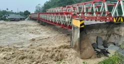 Kondisi jembatan yang terputus akibat banjir di Kabupaten Tapanuli Utara, Sumatra Utara. (Sumber: Dok. BPBD Kabupaten Tapanuli Utara)