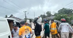 Relawan mendistribusikan paket MBG kepada warga yang terdampak banjir di Tapanuli Selatan meski akses jalan dipenuhi lumpur. (Sumber: Biro Hukum dan Humas BGN)