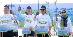 Gubernur Banten Andra Soni dan jajaran PLN UID Banten menanam bibit mangrove di Desa Lontar, Kecamatan Tirtayasa, Kabupaten Serang, Jumat, 28 Nopember 2025. (Sumber: Dok. Kominfo Pemprov Banten)
