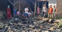 Kapolsek Cikeusal Iptu Hairus Saleh saat melihat kondisi rumah Arkiman yang rata dengan tanah setelah dilalap si jago merah. (Sumber: Polsek Cikeusal)