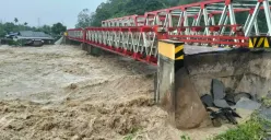 Kondisi jembatan yang terputus akibat banjir di Kabupaten Tapanuli Utara, Sumatra Utara, Selasa 25 November 2025. (Sumber: BPBD Kabupaten Tapanuli Utara)