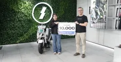 Alva menyerahkan satu unit Alva Cervo kepada pelanggan ke-10.000 unit dalam Alva Experience Center Surabaya. (Sumber: Dok. Alva)