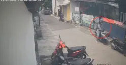 Tangkapan layar CCTV merekam aksi pencurian motor di Jalan Arjuna 2, Kelurahan Bekasi Jaya, Kecamatan Bekasi Timur, Kota Bekasi, Kamis, 27 November 2025. (Sumber: Dok. Istimewa)