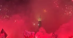 Ribuan Jakmania padati Kawasan Bundaran HI, Jakarta Pusat dalam menyambut HUT Persija Jakarta ke-97 pada Jumat, 28 November 2025. (Sumber: Poskota/M. Tegar Jihad)