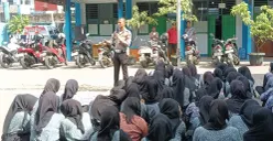 Satlantas Polresta Tangerang saat memberikan edukasi berlalu lintas di SMA PGRI Balaraja, Jumat, 28 November 2025. (Sumber: Dok. Polresta Tangerang)
