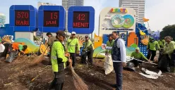 Petugas mengangkut sampah pasca perayaan HUT Persija di kawasan Bundaran HI, Tanah Abang, Jakarta Pusat, Kamis 27 November 2025 malam. (Sumber: Istimewa)