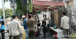 Penindakan terhadap pedagang yang berjualan diatas trotoar di Jalan Raden Saleh, Jakarta Pusat, pada Jumat 28 November 2025. (Sumber: Istimewa)