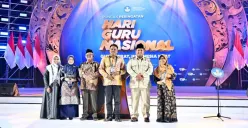 Presiden Prabowo Subianto foto bersama dengan penerima Anugerah Guru Indonesia 2025 pada acara Puncak Peringatan Hari Guru Nasional 2025 (Sumber: BPMI Setpres/Laily Rachev)