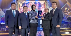 Perwakilan Badan Gizi Nasional (BGN) menerima penghargaan kategori Penggerak Ekonomi melalui Program Makan Bergizi Gratis (MBG) dalam perayaan 10 tahun Nusantara TV di Jakarta, Jumat, 28 November 2025. (Sumber: Biro Hukum dan Humas BGN)