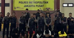 Polres Metro Jakarta Pusat menangkap sejumlah anak muda yang diduga hendak tawuran dengan membawa senjata tajam jenis celurit, Sabtu, 29 November 2025. (Sumber: Polres Metro Jakarta Pusat)