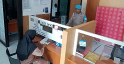Ilustrasi, warga membuat laporan di unit Sentra Pelayanan Kepolisian Terpadu (SPKT). (Sumber: Dok Polri)