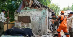 Bangunan liar di Bantaran Kali Sentiong, Jakarta Pusat saat ditertibkan oleh petugas gabungan Kecamatan Johar Baru. (Sumber: Kominfotik Kecamatan Johar Baru)