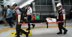 Petugas keamanan mengevakuasi penumpang saat simulasi tanggap darurat pada layanan LRT Jabodebek, Jumat malam, 28 November 2025. (Sumber: Dok LRT Jakarta)