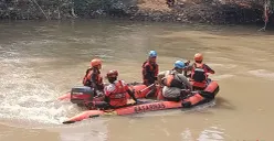 Unit SAR gabungan tengah melakukan pencarian terhadap Fatur, 6 tahun, bocah yang tenggelam di aliran Kali Cikarang, Kecamatan Cikarang Utara, Kabupaten Bekasi. (Sumber: POSKOTA | Foto: Nurpini Aulia Rapika)