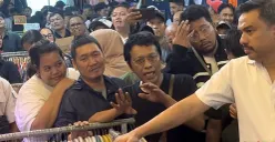 Anggota DPR RI, Adian Napitupulu (kedua dari kanan) bersama Menteri UMKM, Maman Abdurrahman (kanan), saat meninjau pedagang pakaian bekas di Pasar Senen, Jakarta Pusat, Minggu 30 November 2025. (Sumber: POSKOTA | Foto: Pandi Ramedhan)