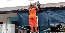 Petugas BPBD DKI Jakarta memperbaiki atap rumah warga yang rusak akibat angin kencang di Jalan Kranji, Kelurahan Ciganjur, Jagakarsa, Jakarta Selatan. (Sumber: Istimewa)