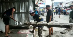 Puluhan warga Puri Cendana, Kecamatan Tambun Selatan, Kabupaten Bekasi, membongkar 52 bangunan yang halangi saluran drainase pada Minggu, 30 November 2025. (Sumber: POSKOTA | Foto: Nurpini Aulia Rapika)