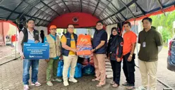 Corporate Secretary Bank Mandiri, M Ashidiq Iswara (ketiga dari kiri) menyerahkan bantuan untuk warga terdampak bencana alam di Sumatera. (Sumber: Corsec Bank Mandiri)