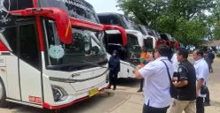 Sejumlah petugas BPTD Banten saat melakukan ramp check kendaraan di Anyer Cilegon. (Sumber: Dok. BPTD Banten)