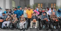Wakil Gubernur Jakarta, Rano Karno memberikan 146 KLG kepada penyandang disabilitas secara simbolis di Balai Kota Jakarta, Minggu, 30 November 2025. (Sumber: Dok. Pemprov Jakarta)