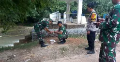 Petugas mengevakuasi granat manggis yang ditemukan di pintu air Sikabayan, Desa Babakan, Kecamatan Ciseeng, Kabupaten Bogor, Minggu 30 November 2025. (Sumber: Dok Polsek Parung)