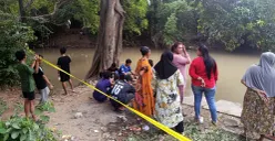 Warga menyaksikan operasi pencarian tenggelamnya tiga bocah di Kali Cikarang, Kampung Tanah Baru, Kelurahan Karang Baru, Kecamatan Cikarang Utara, Kabupaten Bekasi. (Sumber: POSKOTA | Foto: Nurpini Aulia Rapika)