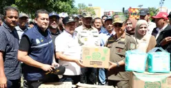 Mendagri, Tito Karnavian (kanan), meninjau lokasi bencana banjir di Kota Lhokseumawe, Aceh pada Minggu 30 November 2025. (Sumber: Puspen Kemendagri)