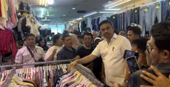 Menteri UMKM, Maman Abdurrahman, menyambangi pusat perbelanjaan pakaian bekas atau thrifting di Pasar Senen, Jakarta Pusat, Minggu, 30 November 2025. (Sumber: POSKOTA | Foto: Pandi Ramedhan)