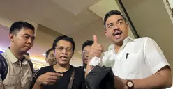 Menteri UMKM, Maman Abdurrahman (kanan) dan anggota DPR RI, Adian Napitupulu (kiri), usai melihat aktivitas jual beli pakaian bekas atau thrifting di Pasar Senen, Jakarta Pusat, Minggu, 30 November 2025. (Sumber: POSKOTA | Foto: Pandi Ramedhan)