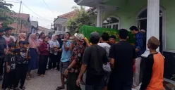 Suasana pemakaman dua bocah yang tenggelam di Kali Cikarang, berlangsung haru di TPU Kampung Tanah Baru, Desa Karang Baru, Kecamatan Cikarang Utara, Kabupaten Bekasi. (Sumber: POSKOTA | Foto: Nurpini Aulia Rapika)